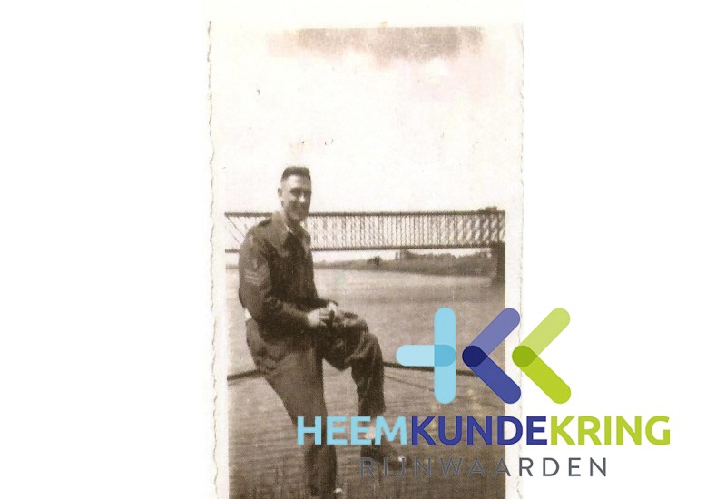 Sergant Harry Sibson met op de achtergrond de Griethauser Spoorbrug F00001508